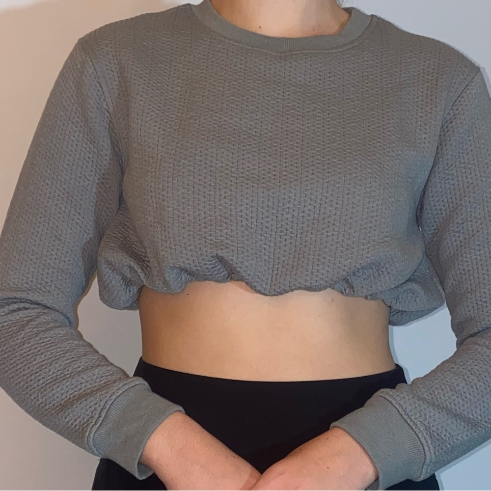 Mono B, cropped gray workout sweater, size Small